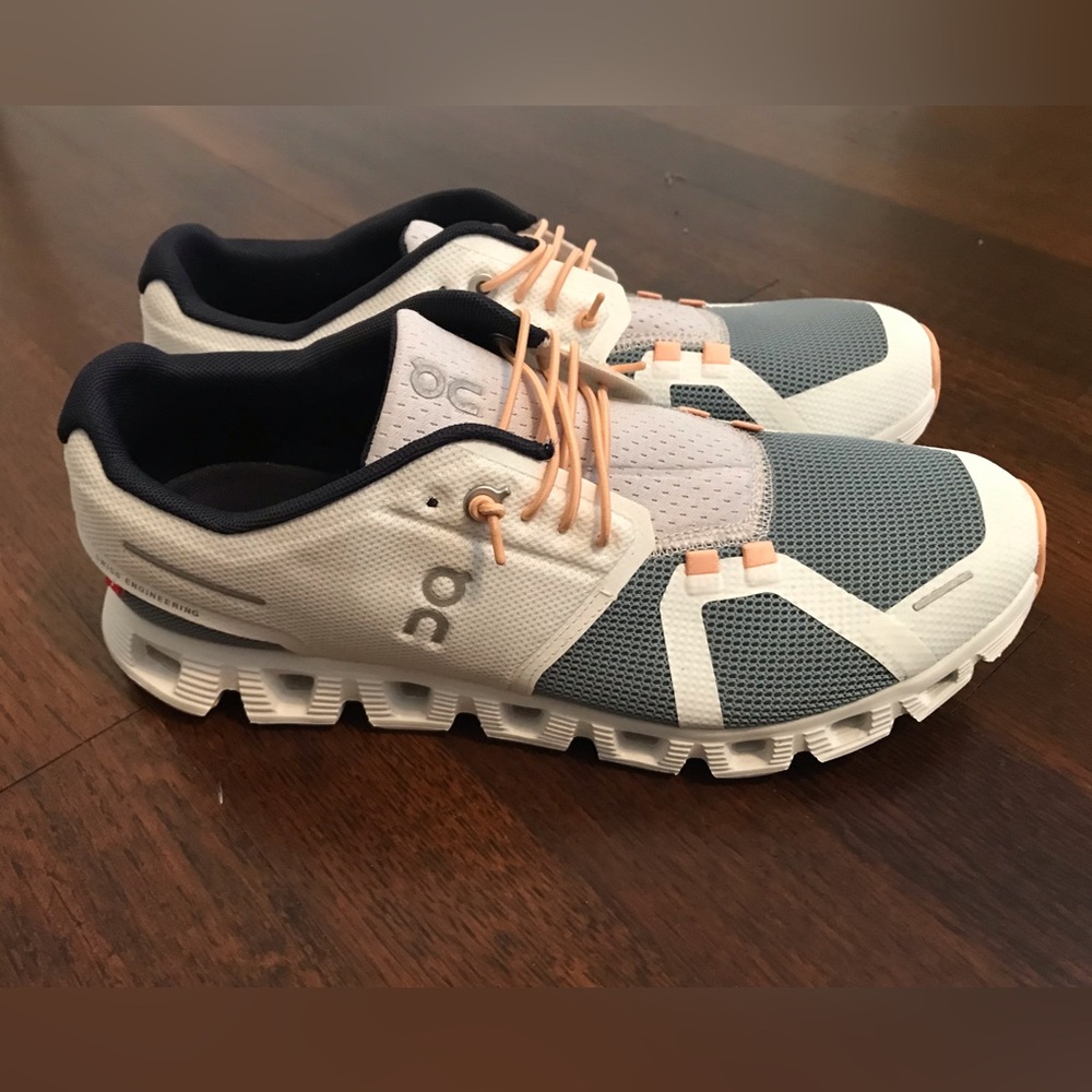 On Cloud Womens size 9.5 have been worn 1 time but still excellent shape